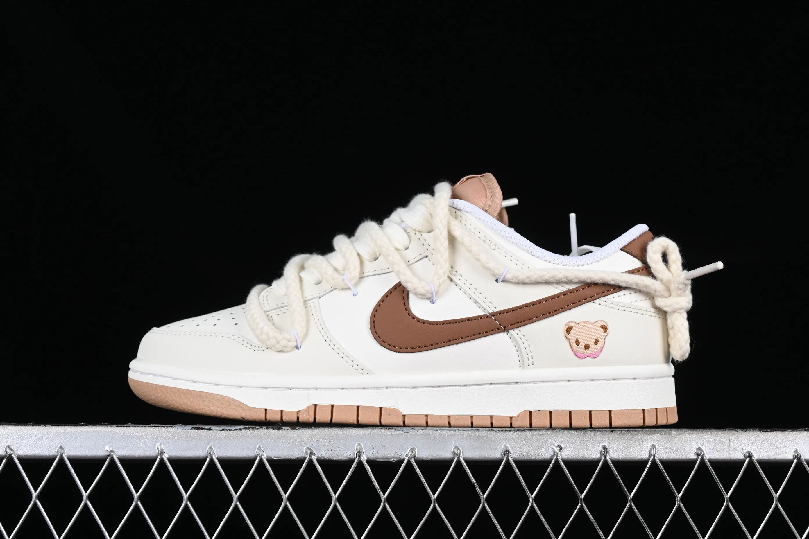 All Categories Nk SB Dunk Series Nk SB Dunk Low Low-top sneakers Nk Dunk Low Troublemaker Doll Soybean Milk Bear Maillard Simple and versatile SB strap low-top casual sneakers DD1873-200